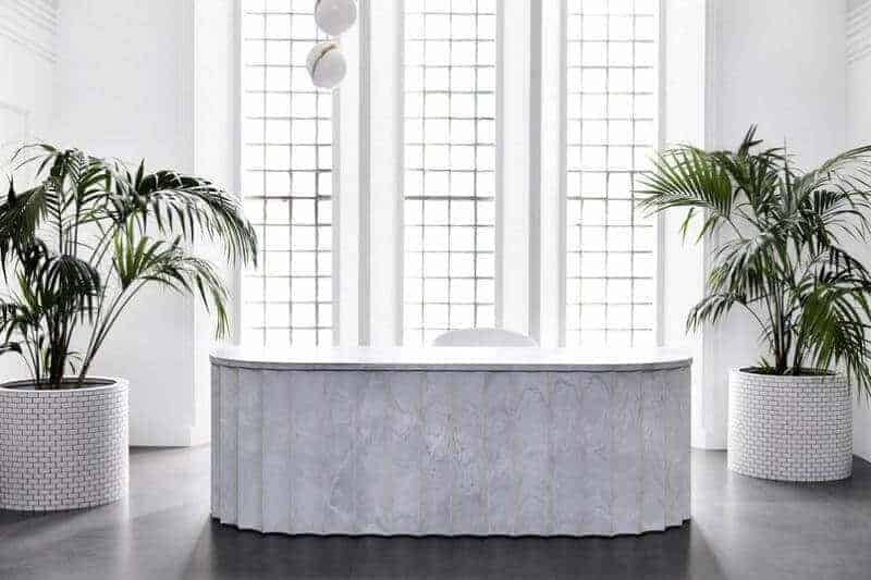 Quầy lễ tân đẹp màu trắng thuần khiết