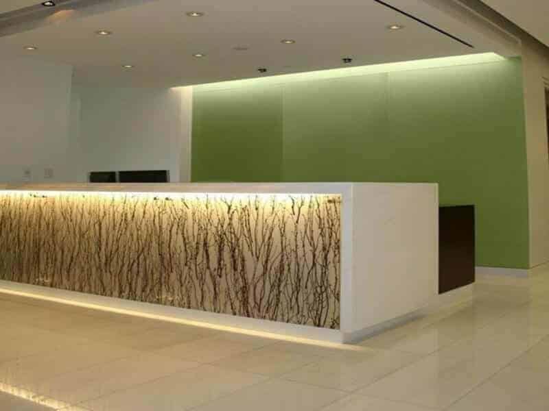 Thiết kế quầy lễ tân đẹp sử dụng vật liệu đá marble đường vân tự nhiên