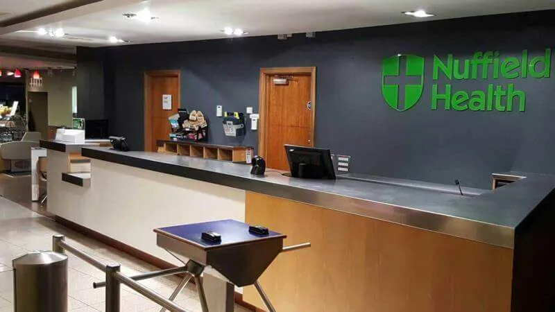 Đóng quầy lễ tân giá rẻ