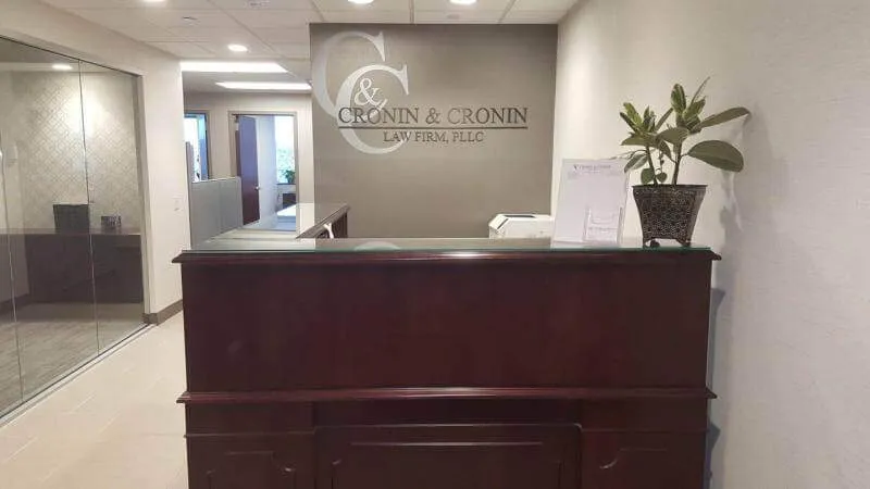 thiết kế mẫu quầy lễ tân nhà nghỉ bằng gỗ tiết kiệm không gian