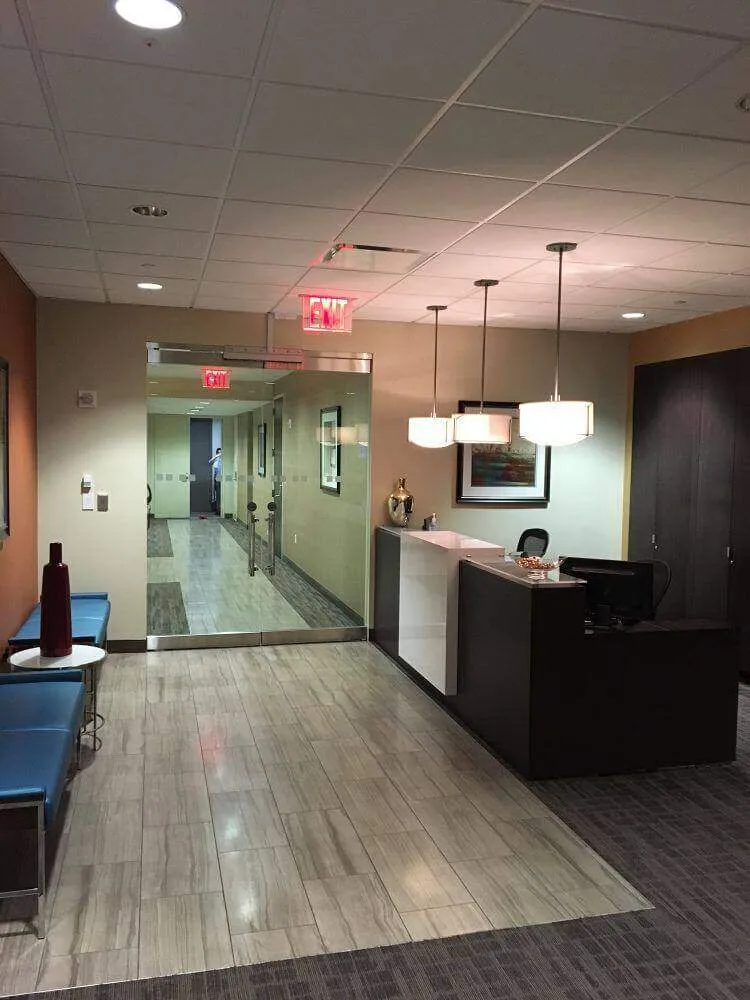 mẫu quầy lễ tân nhà nghỉ được bày trí hợp lý, khoa học