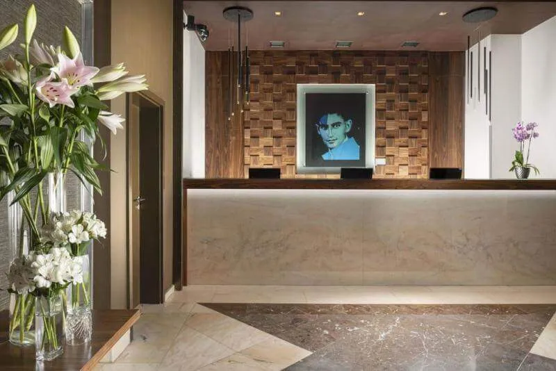 thi công mẫu quầy lễ tân nhà nghỉ chữ L hiện đại
