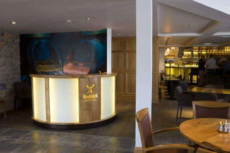 thiết kế mẫu quầy lễ tân nhà hàng hệ thống đá xuyên sáng