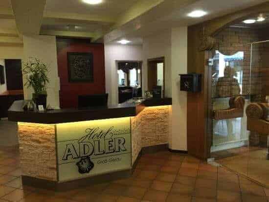 mẫu quầy lễ tân nhà hàng cách tân độc đáo bằng đá