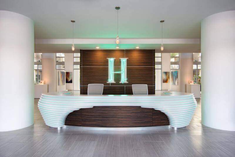 mẫu quầy lễ tân nhà hàng bằng đá sang trọng logo thương hiệu