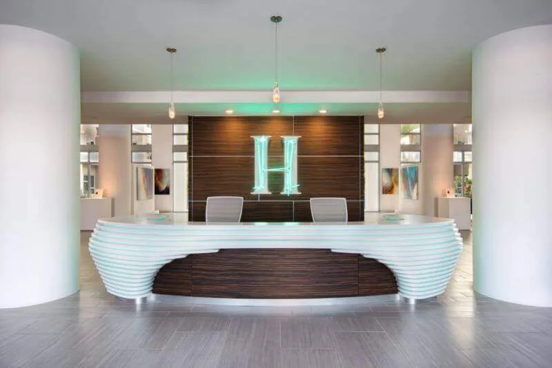 mẫu quầy lễ tân nhà hàng bằng đá sang trọng logo thương hiệu