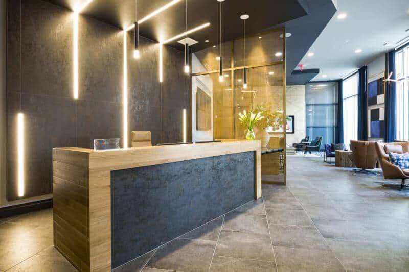 mẫu quầy lễ tân nhà hàng hình khối chữ nhật uy nghi bề thế