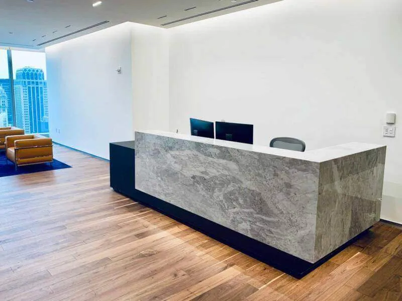 thi công quầy lễ tân đẹp bằng đá granite