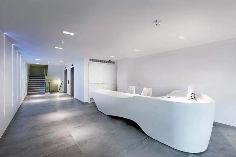 quầy lễ tân đẹp bằng đá solid surface đường cong uyển chuyển