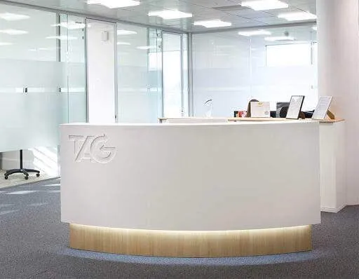 thi công quầy lễ tân đẹp bằng đá solid surface uốn lượn tinh tế