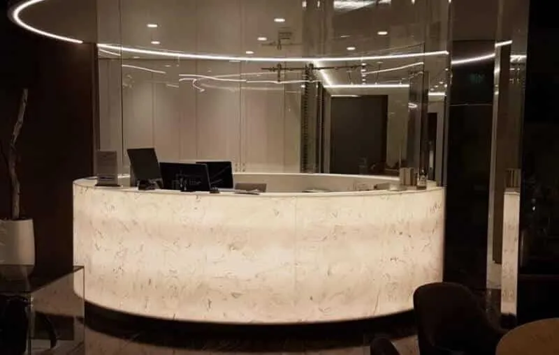 quầy lễ tân đẹp bằng đá xuyên sáng vòng cung ấn tượng