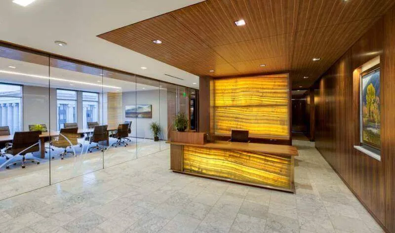 thi công quầy lễ tân đẹp đá onyx xuyên sáng tích hợp background