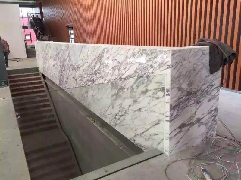 thiết kế quầy lễ tân đẹp bằng đá marble vân xám