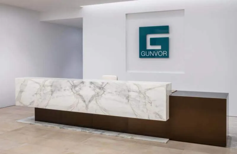 quầy lễ tân đẹp bằng đá kết hợp chất liệu gỗ hình khối ấn tượng