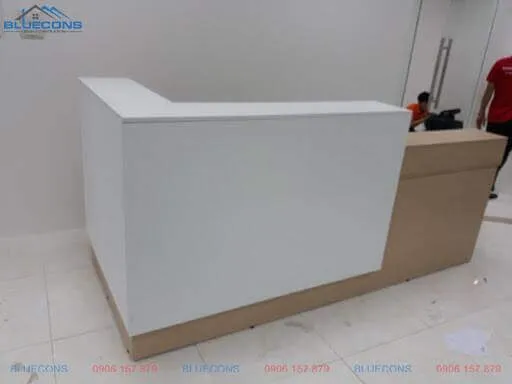 Khu vực đang thi công quầy lễ tân chữ L