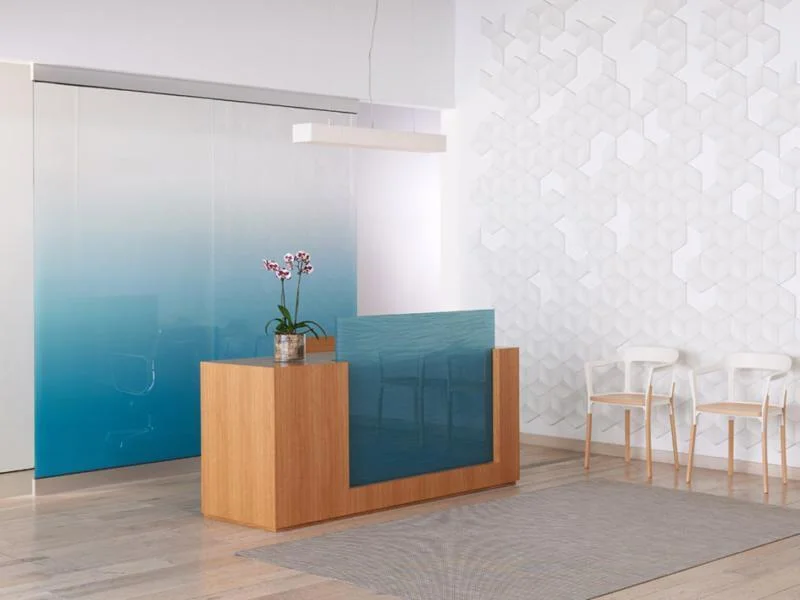 Quầy lễ tân khách sạn mini thiết kế vật liệu kính cường lực