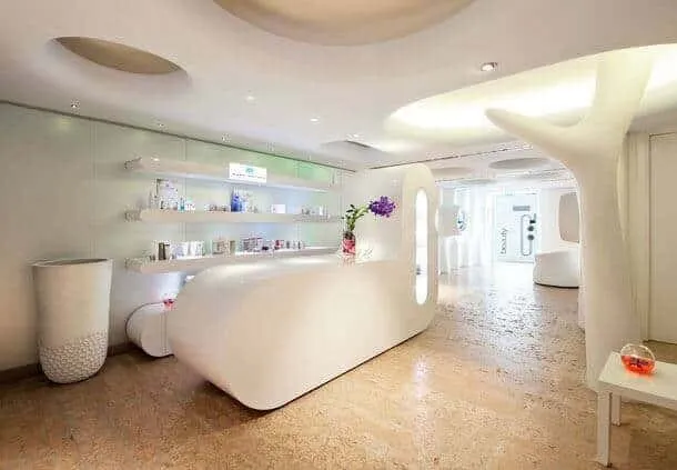 Mẫu thiết kế quầy lễ tân thẩm mỹ viện 05