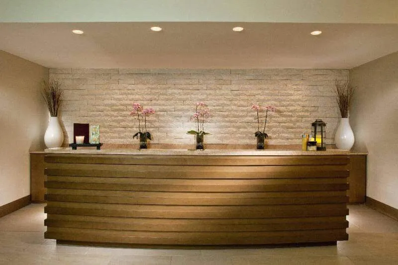 Mẫu thiết kế quầy lễ tân thẩm mỹ viện 03