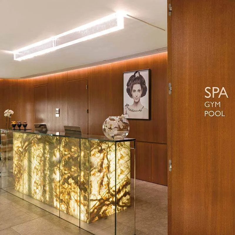 Mẫu thiết kế quầy lễ tân thẩm mỹ viện 11