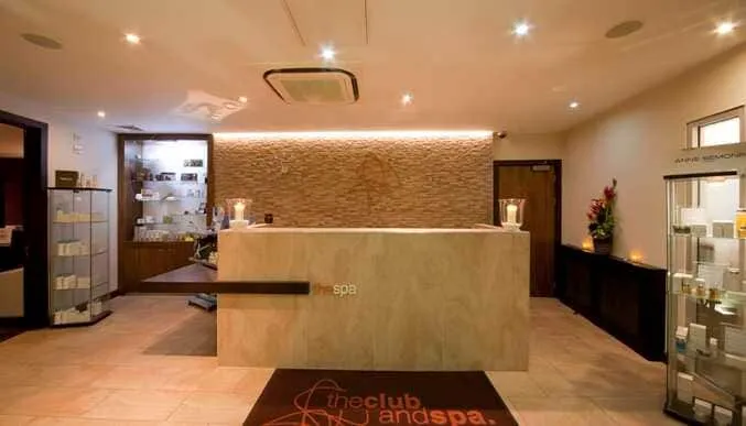 Mẫu thiết kế quầy lễ tân thẩm mỹ viện 07