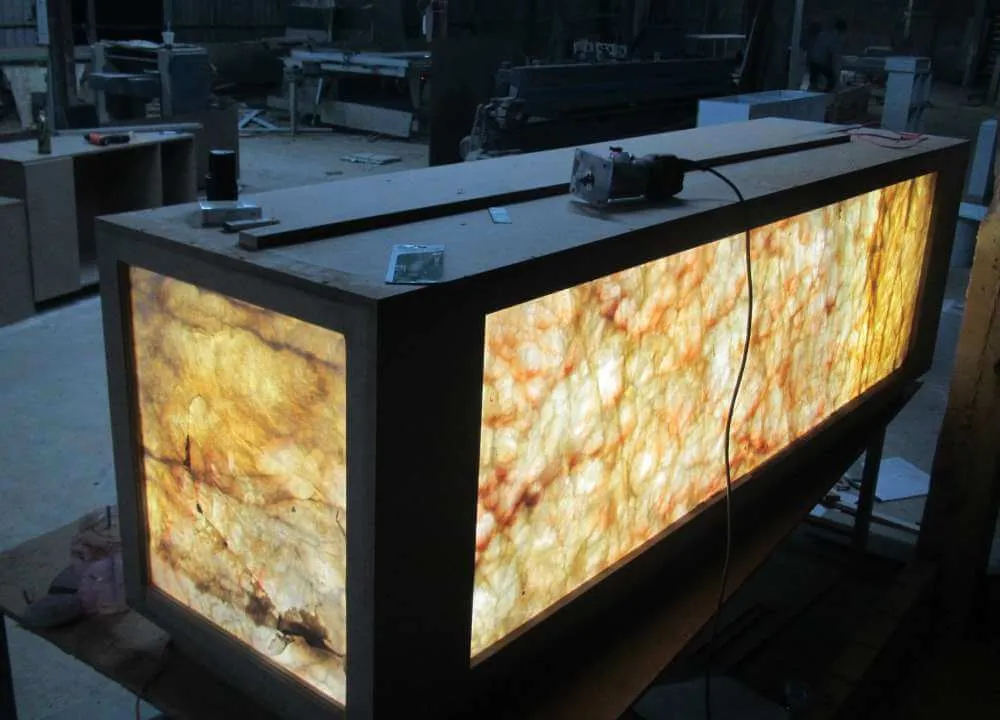 Đá xuyên sáng được sử dụng cho quầy lễ tân