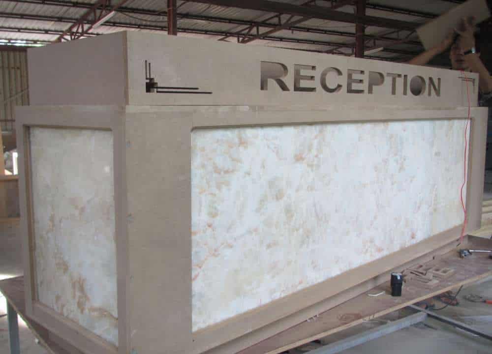 Quầy lễ tân được thi công ở xưởng