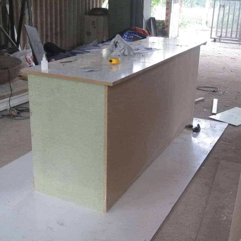 Thi công khung gỗ quầy lễ tân trước khi ốp đá