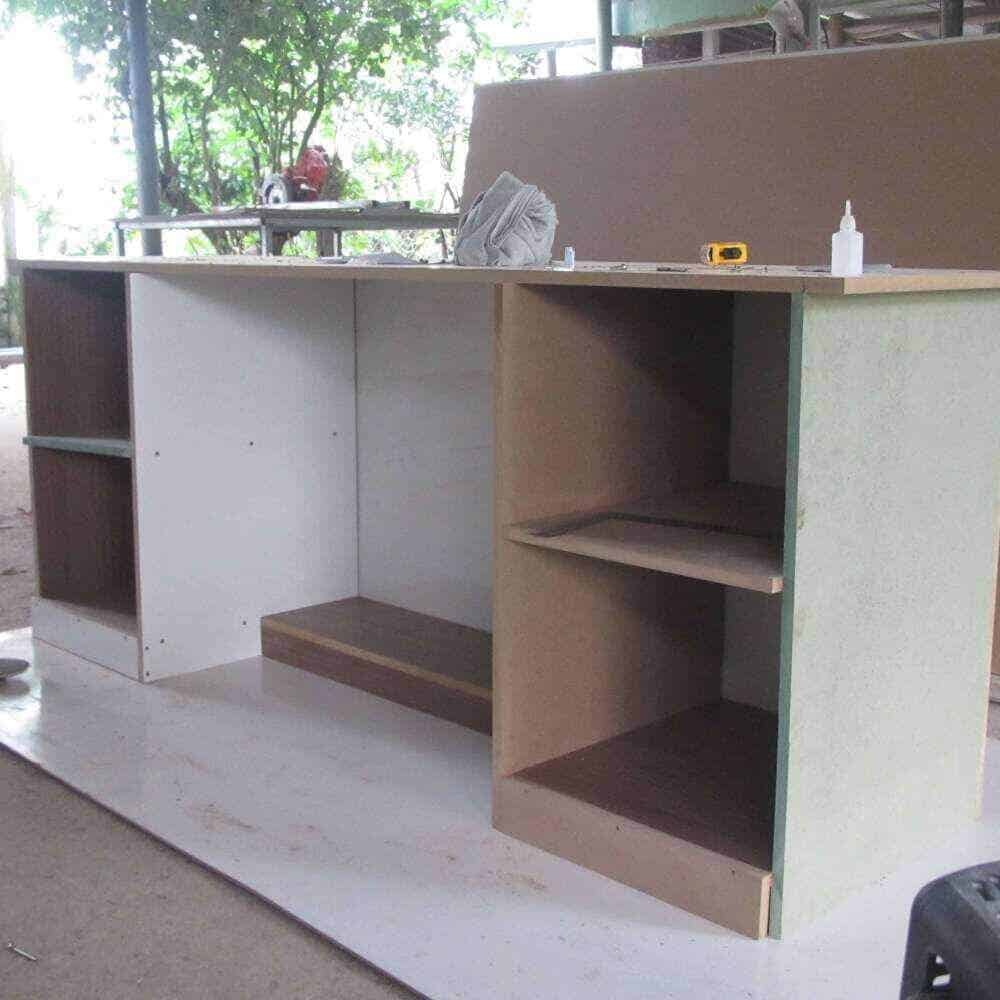 Khung gỗ được lên trước gia cố chắc chắn, đảm bảo độ bền và chịu lực được cho quầy