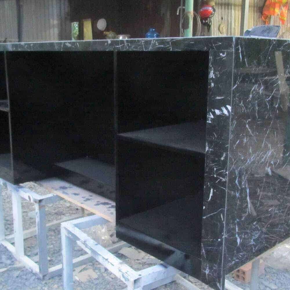 Quầy lễ tân shop bán hàng được thi công ốp đá tại xưởng