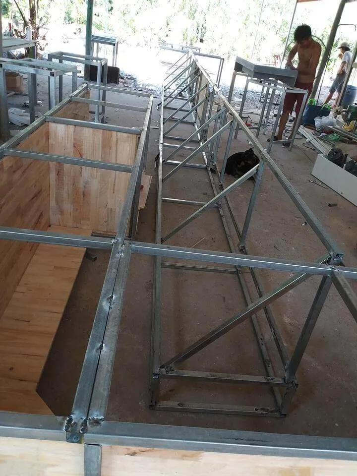 Khung sắt quầy lễ tân bằng đá và lavabo dài 9 mét