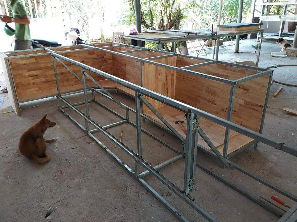 Khung sắt quầy và phần khung gỗ thông
