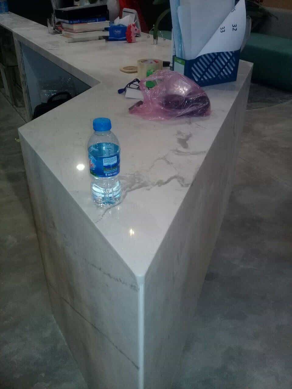 Thi công các mối ghép ốp đá marble quầy lễ tân liền khối