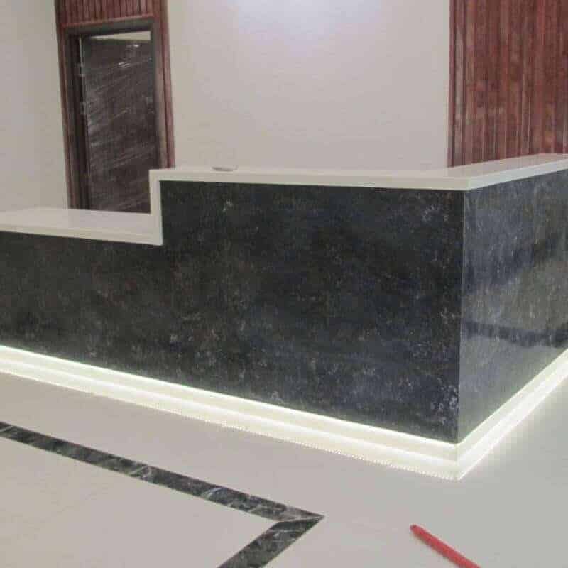 Thiết kế quầy lễ tân ốp đá marble đen
