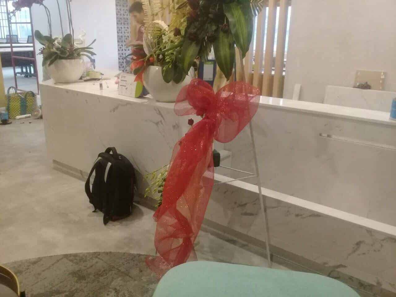 Hồ cá được tích hợp quầy lễ tân ốp đá marble