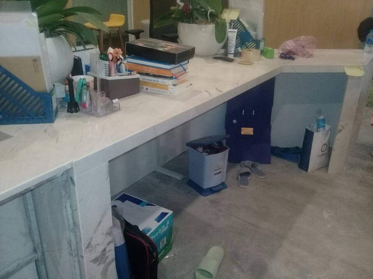 Thiết kế bên trong quầy lễ tân ốp đá marble