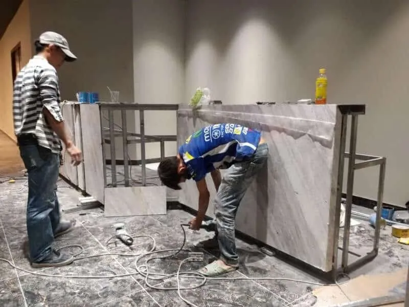 Đội ngũ nhân viên Bluecons thi công quầy lễ tân