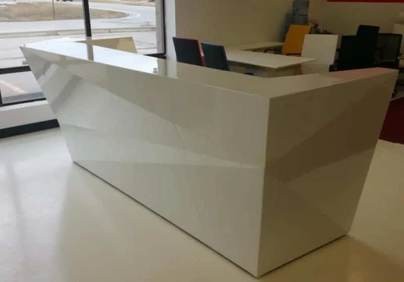 Quầy lễ tân ốp đá trắng
