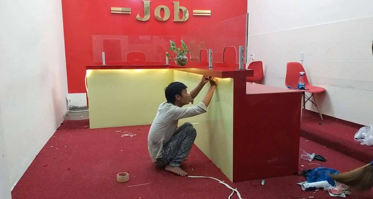 Quầy lễ tân tông đỏ nổi bật