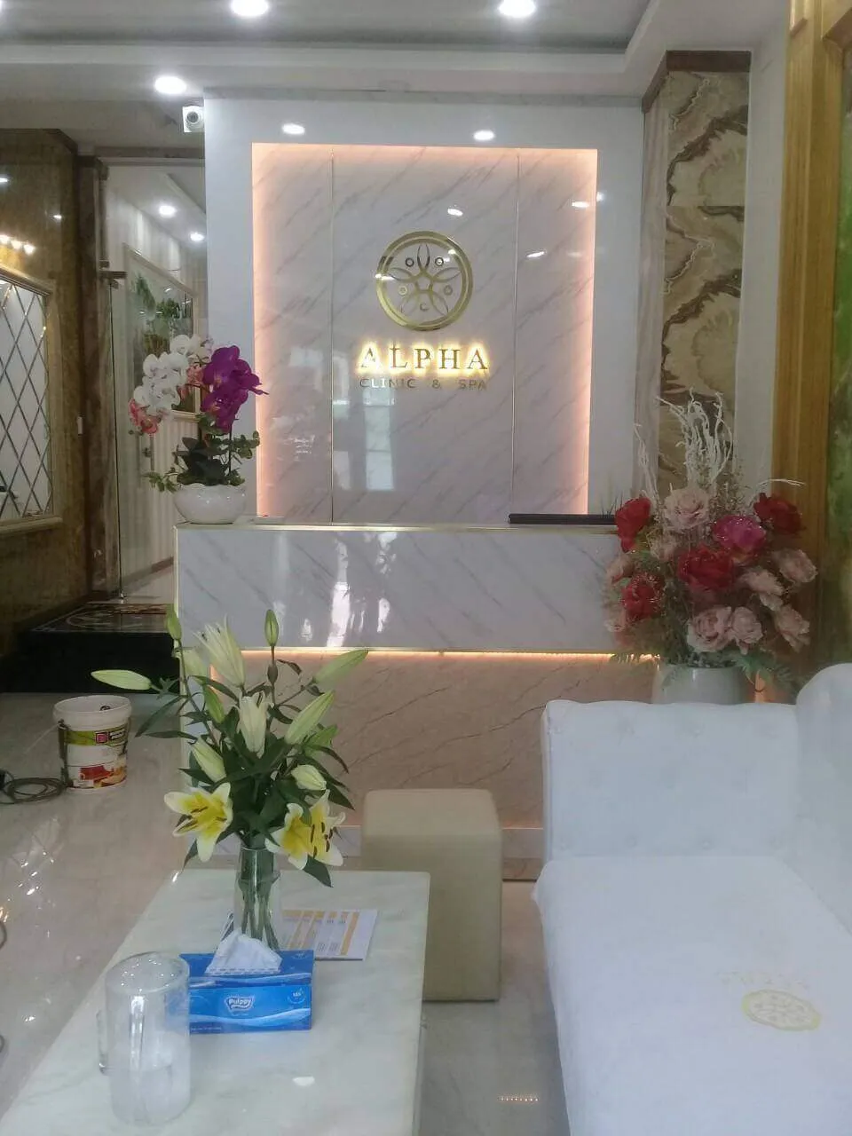 Quầy lễ tân Spa trang nhã với tông màu trắng