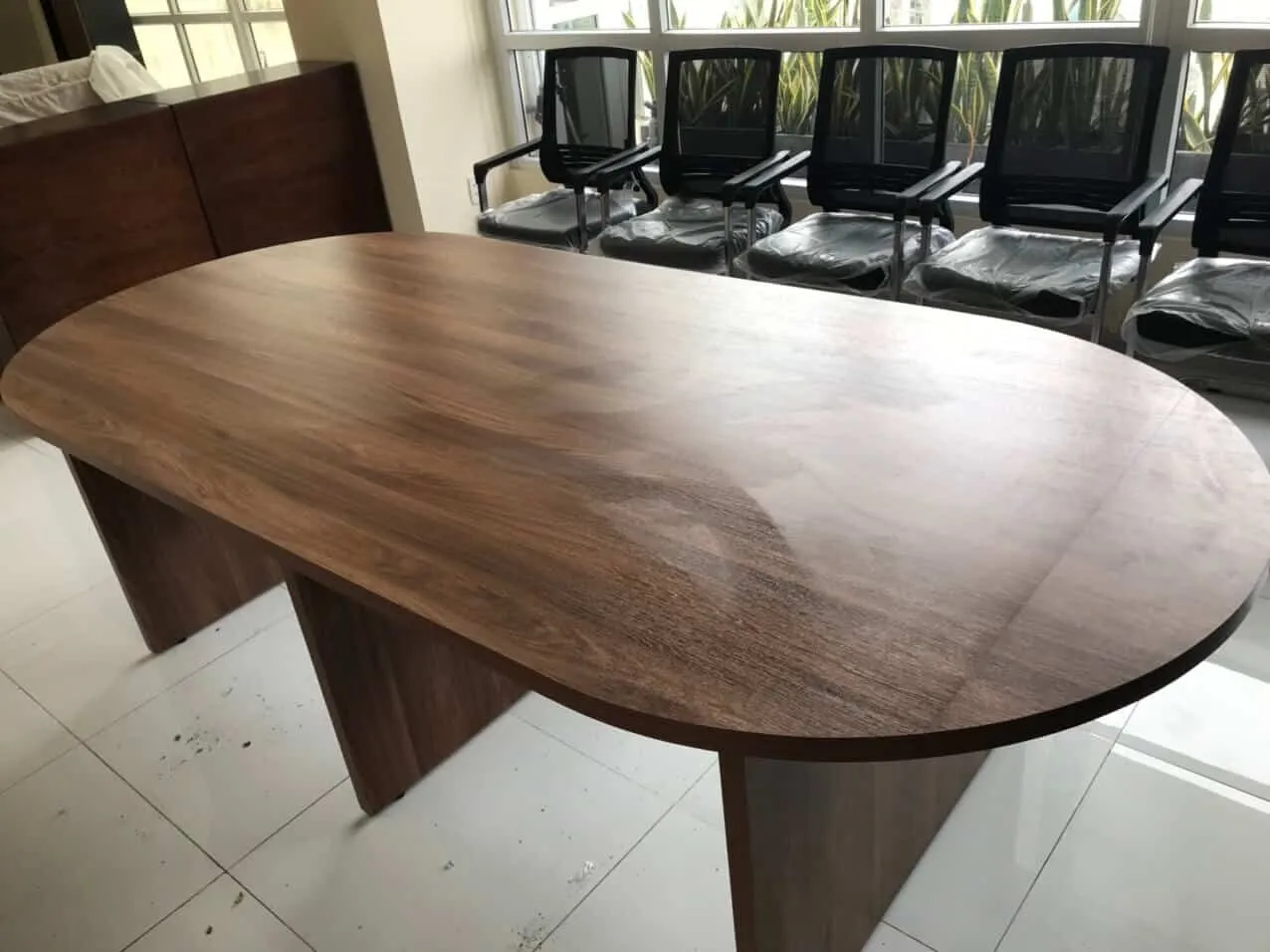 Bàn họp bầu dục gỗ công nghiệp