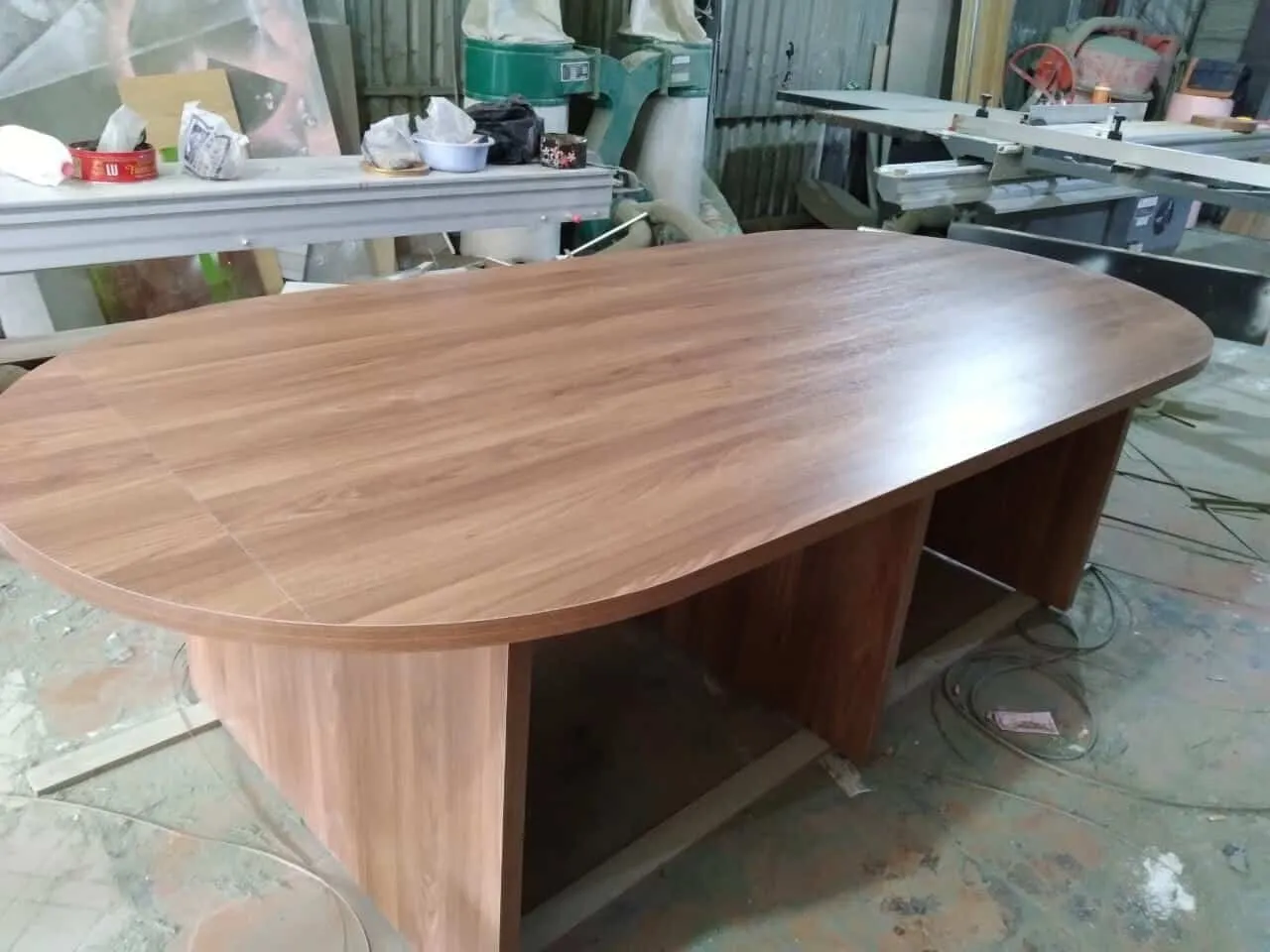 Bàn họp bầu dục gỗ công nghiệp