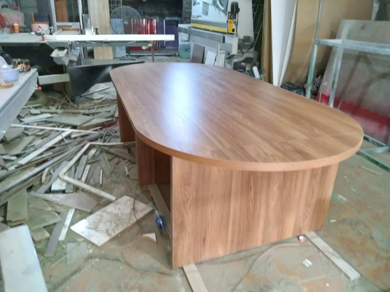 Bàn họp bầu dục gỗ công nghiệp hiện đại