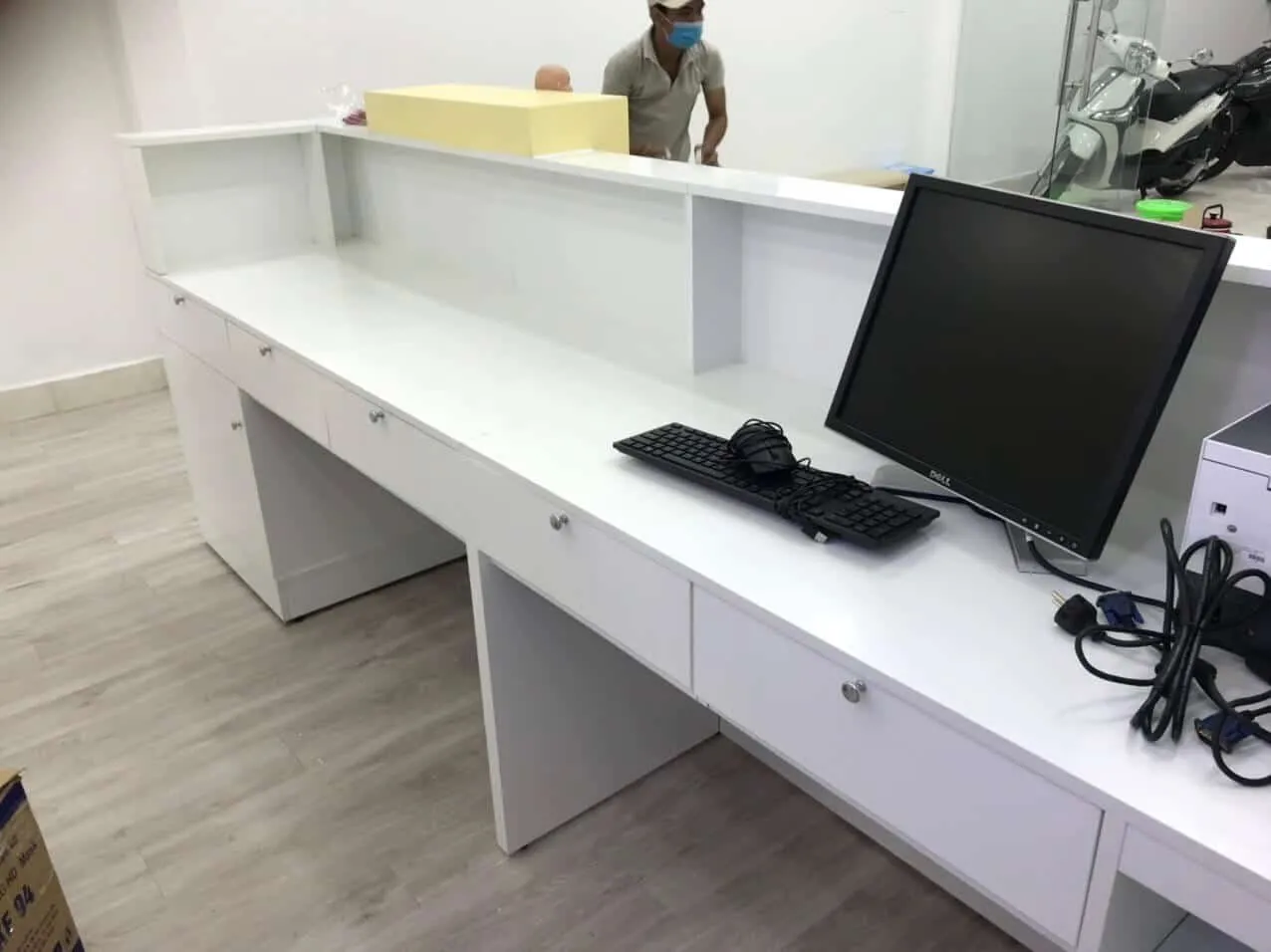 Bán quầy lễ tân gỗ