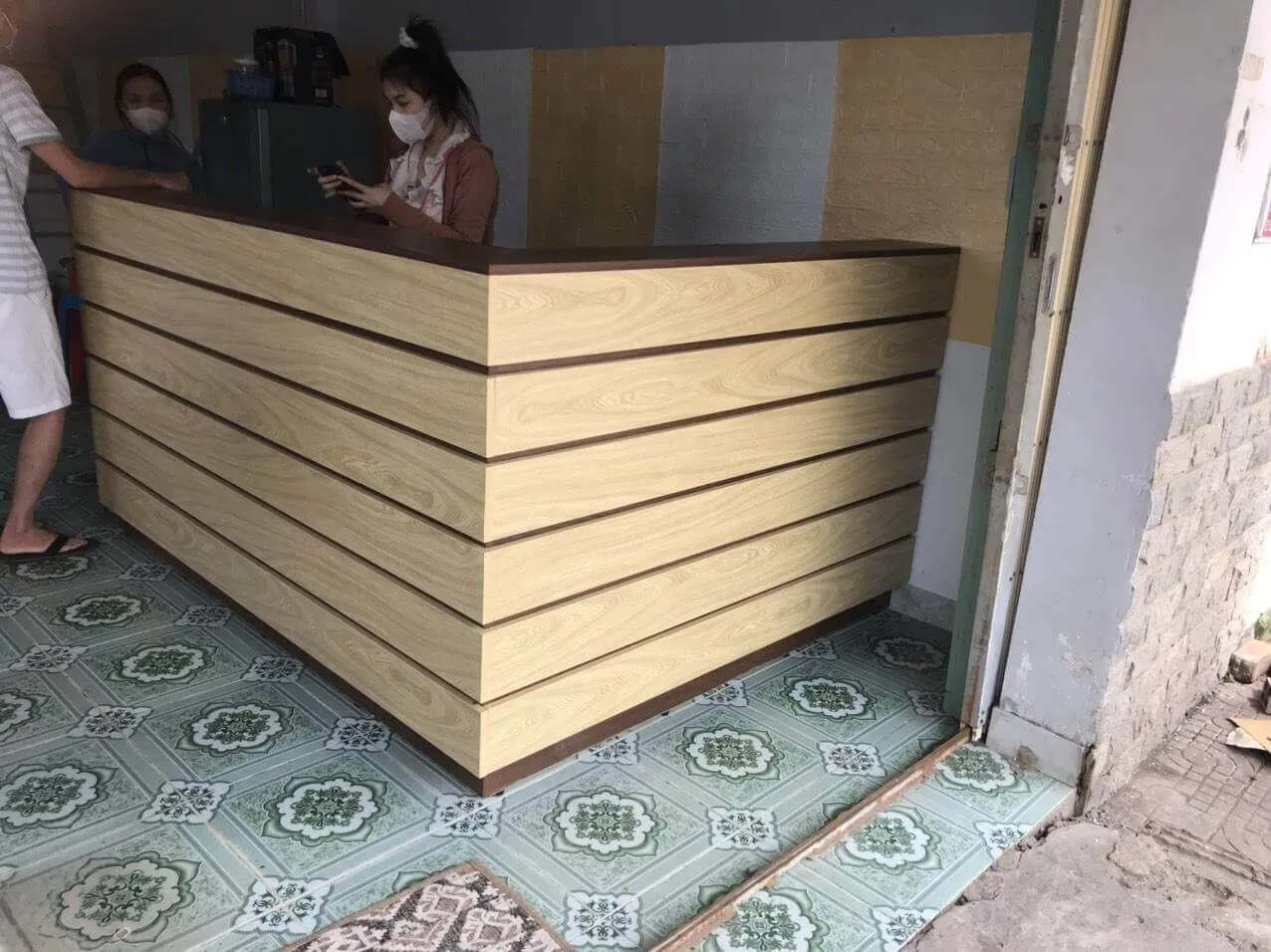 Đóng quầy lễ tân chuyên nghiệp