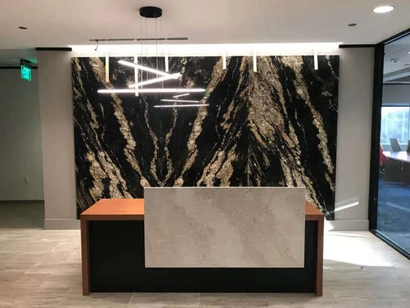 thiết kế quầy lễ tân đẹp bằng đá kết hợp backdrop đá hoa cương trang trí tinh tế