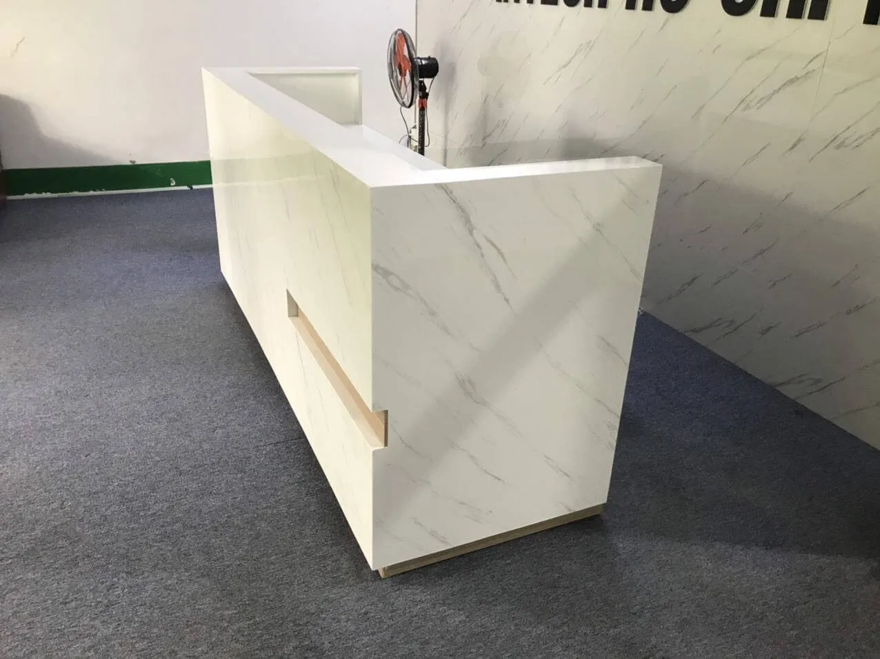 Quầy lễ tân gỗ công nghiệp ốp nhựa giả đá đẹp