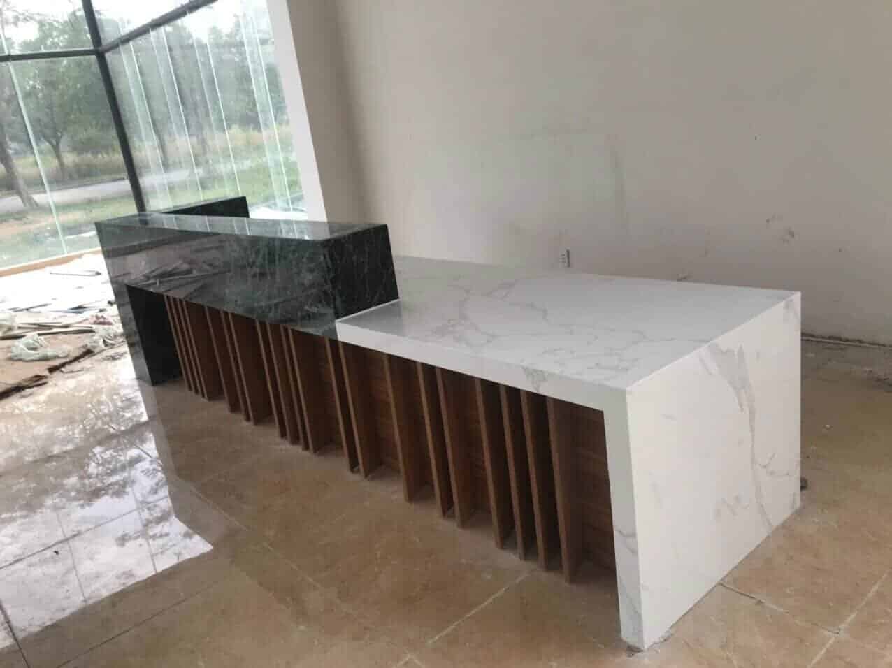 Pha trộn giữa quầy lễ tân gỗ và đá cẩm thạch sang trọng