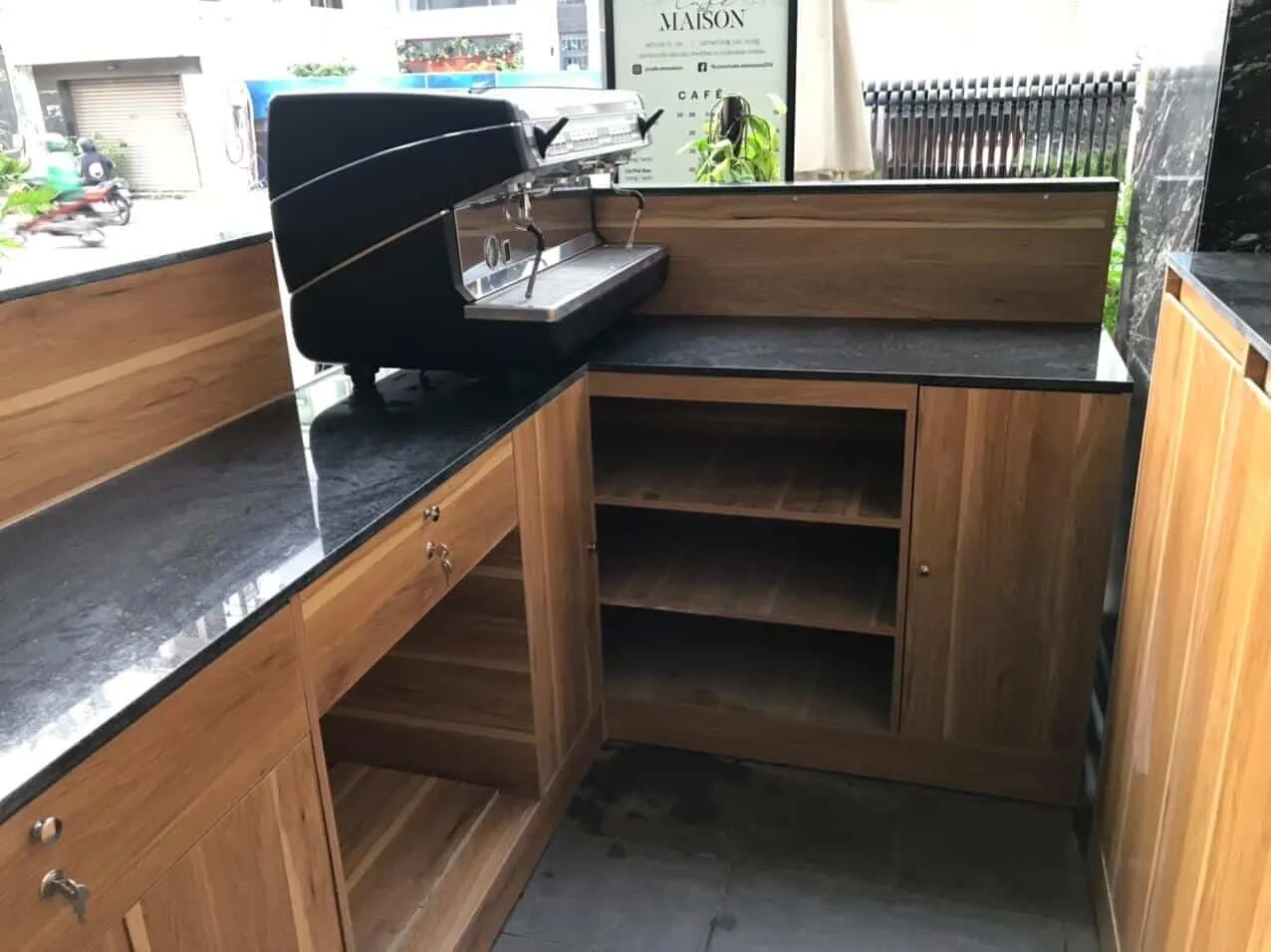 Quầy pha chế đẹp bằng gỗ inox và mica giống passion