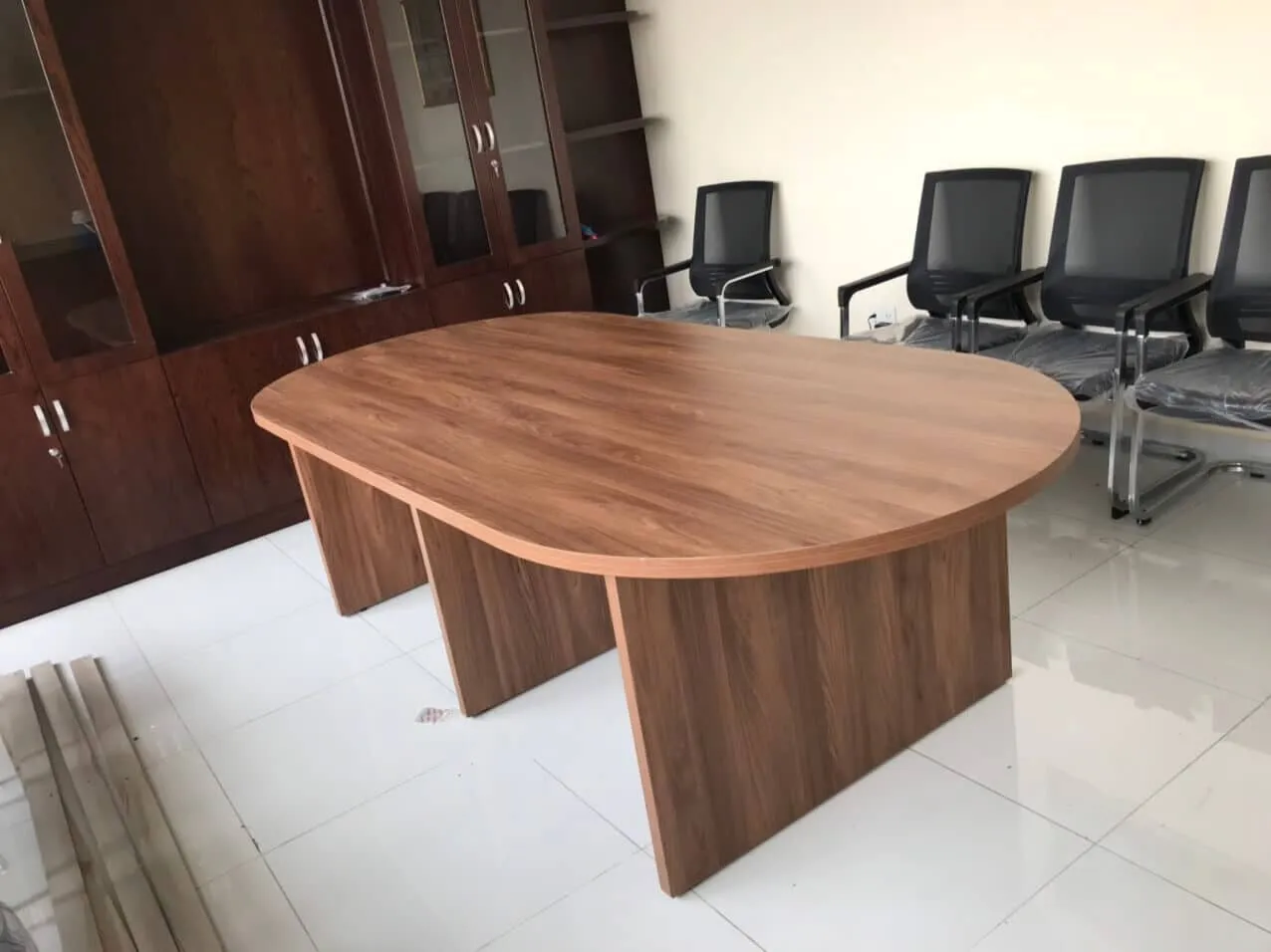 bàn họp bầu dục đẹp