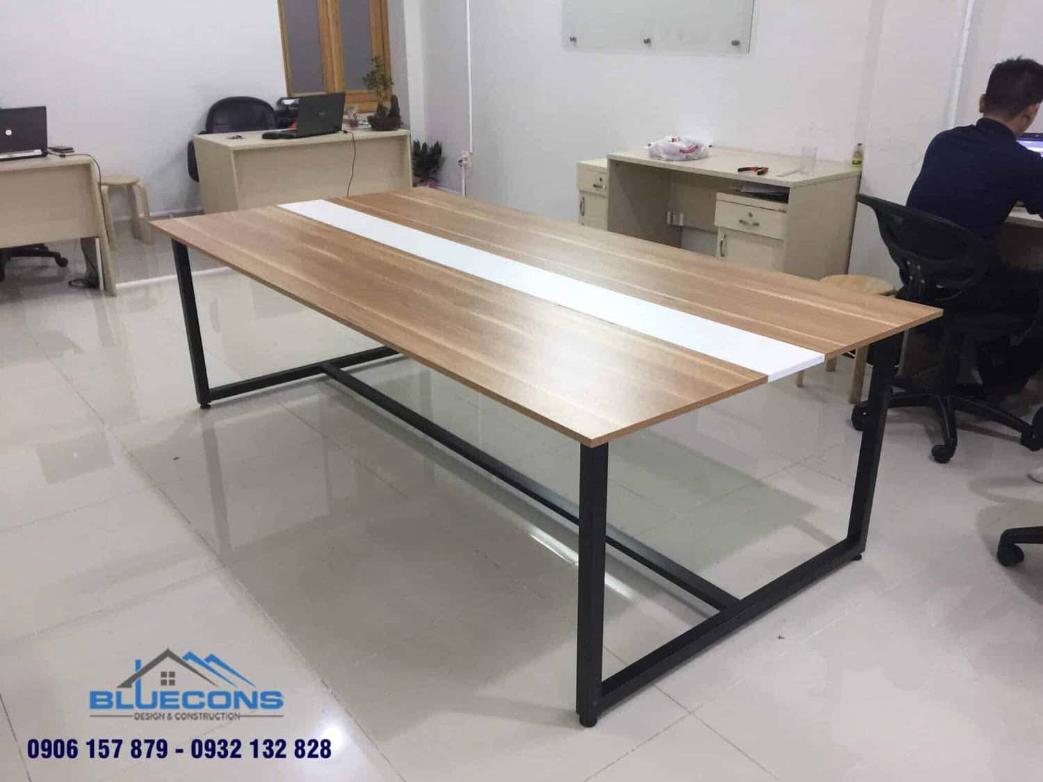 Ngắm nhìn chiếc bàn họp chân sắt mặt gỗ vô cùng ấn tượng